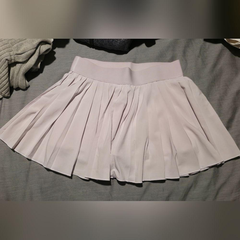 ARITZIA TNA Pleated Tennis Skirt in Lilac - Picture 2 of 4